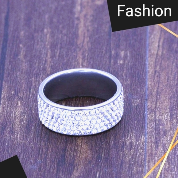 Womens ring 5 row AAA crystal band ring Engagement wedding NWT - Picture 2 of 11